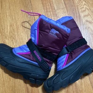 Girls Sorel snow boots with liners. Girls size 4